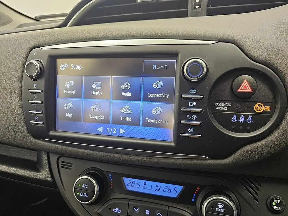 2017-toyota-yaris-15-vvt-i-icon-tech-98bhp-hybrid-1497cc-e-cvt-big-29