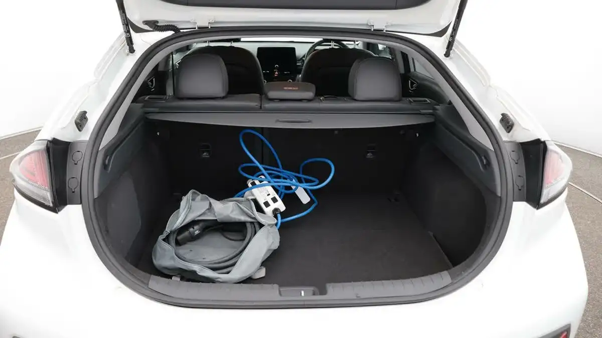2021-hyundai-ioniq-e-premium-se-electric-100kw-big-17
