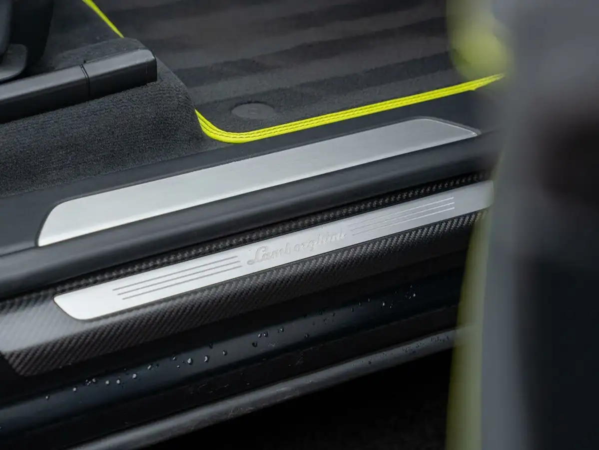 2022-lamborghini-urus-40-no-trim-big-53