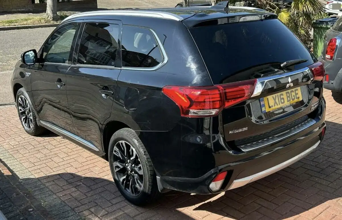 2016-mitsubishi-outlander-20-gx4h-phev-big-4