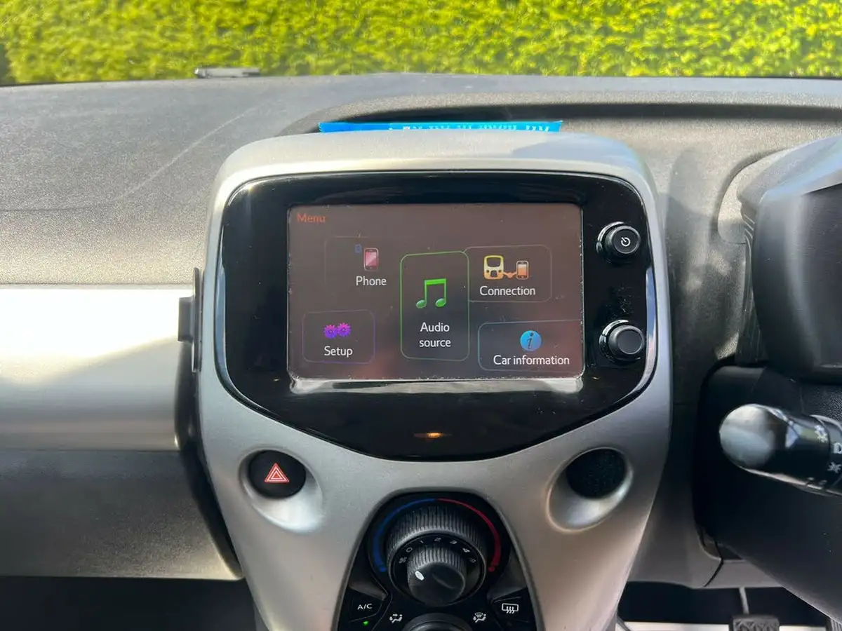2015-peugeot-108-10-active-hatchback-3d-big-16