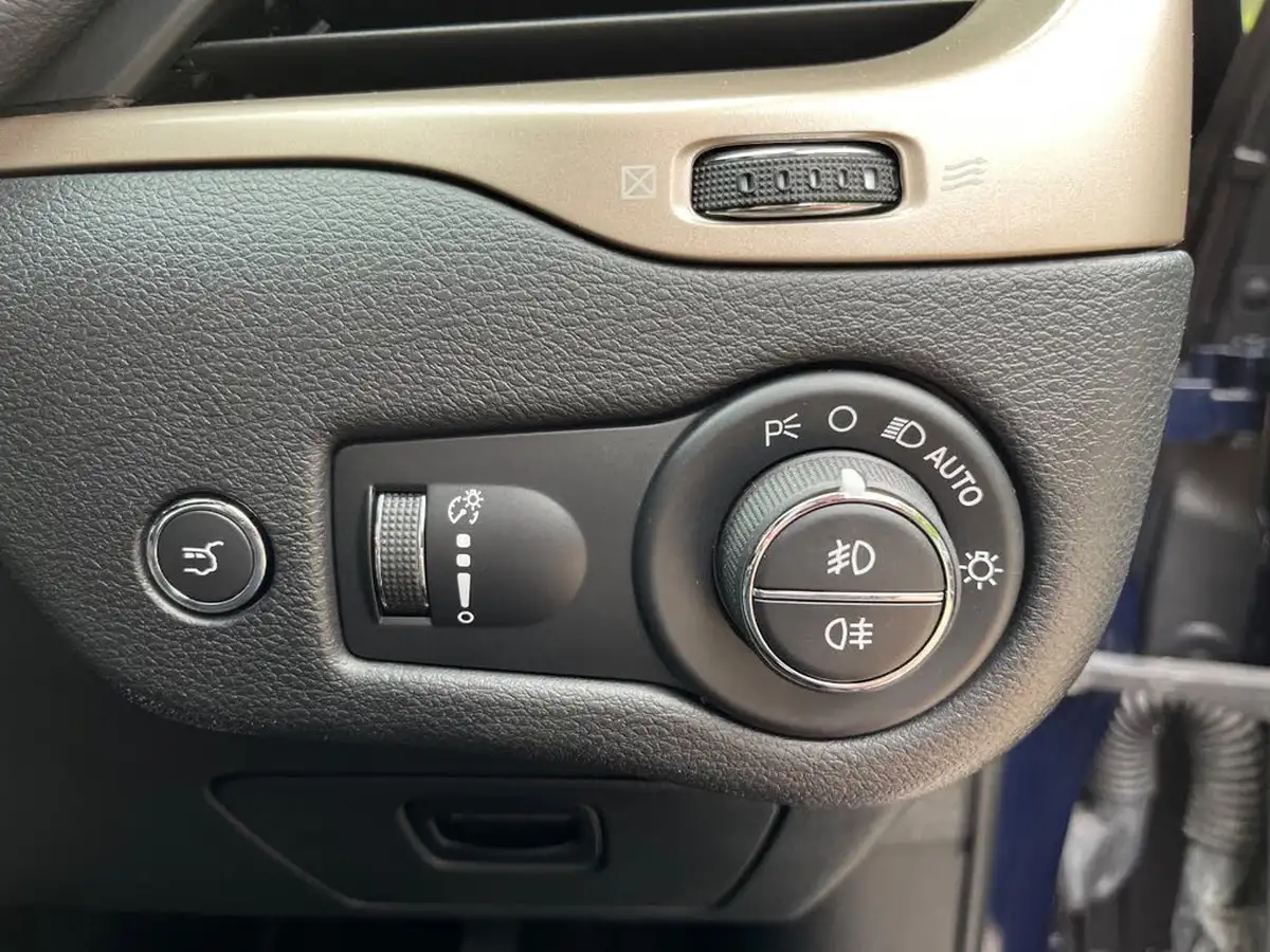 2017-jeep-cherokee-22multijet-ii-limited-ss-big-32