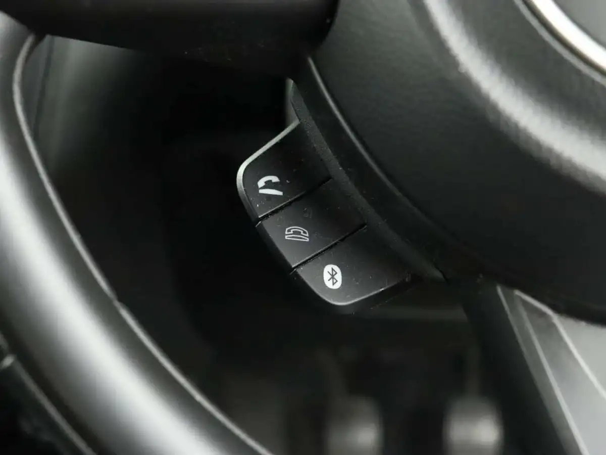 2019-suzuki-swift-12-dualjet-attitude-big-29