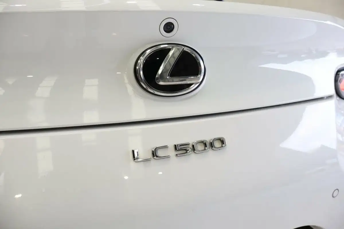 2017-lexus-lc-500-50-big-12