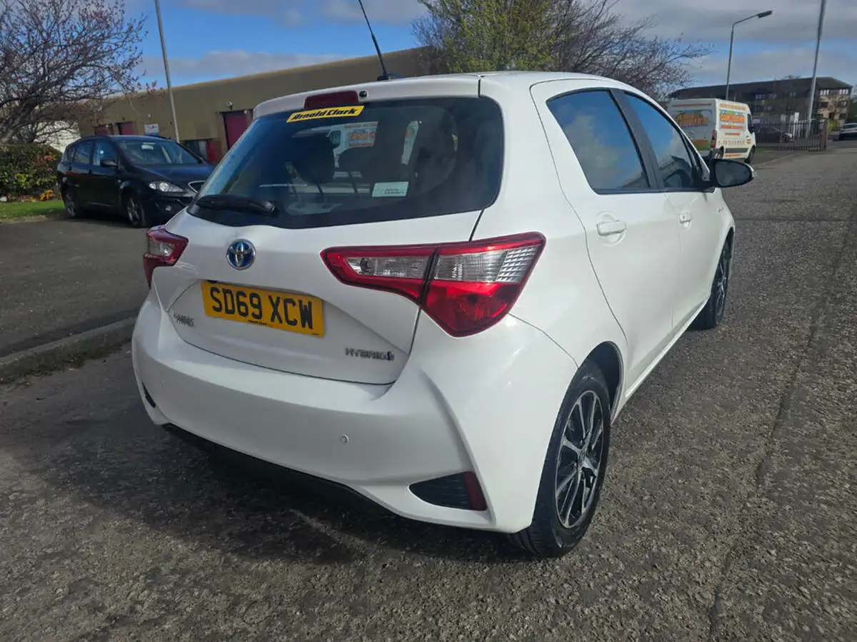 2019-toyota-yaris-15-vvt-i-icon-tech-98bhp-hybrid-1497cc-e-cvt-big-9