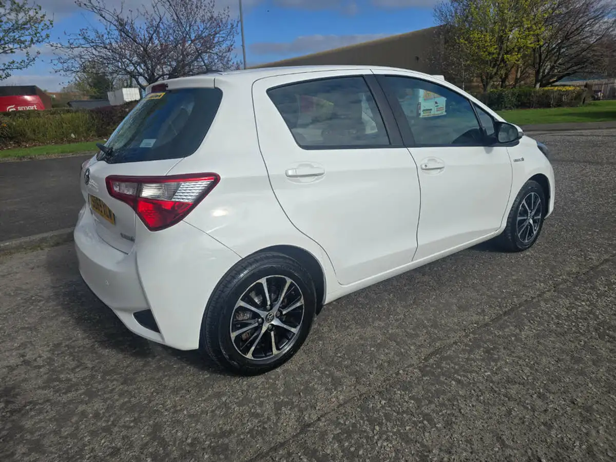 2019-toyota-yaris-15-vvt-i-icon-tech-98bhp-hybrid-1497cc-e-cvt-big-37