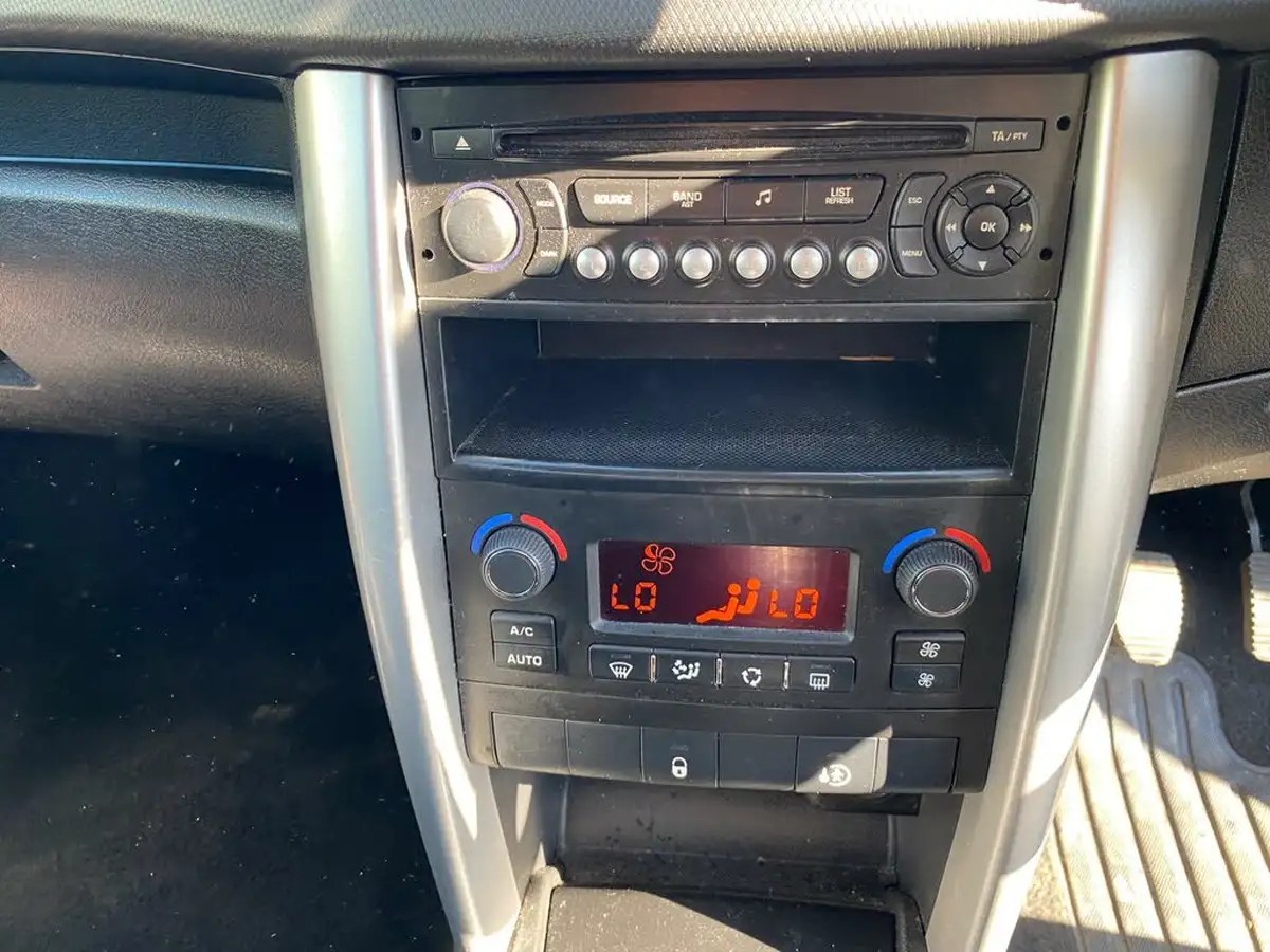 2010-peugeot-207-14-sport-vti-95-5d-1397cc-big-33