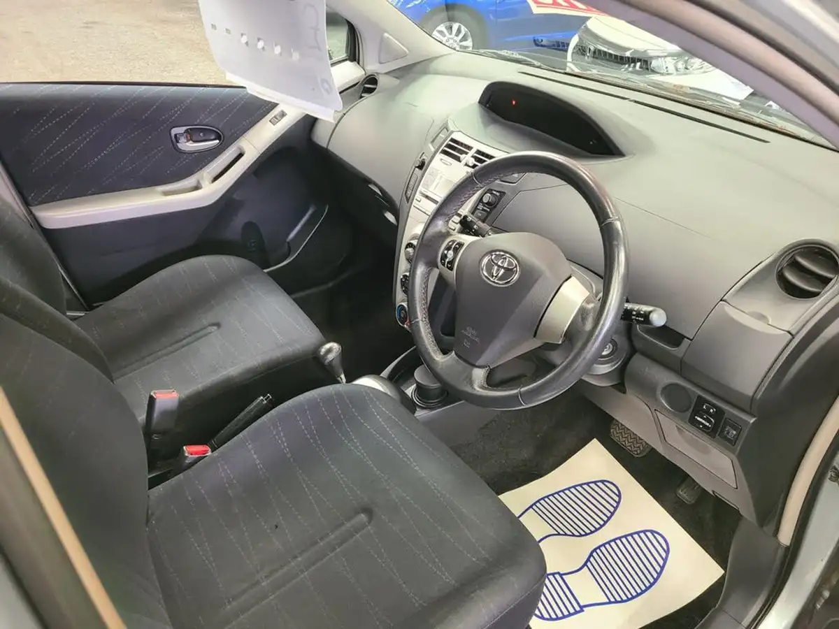 2008-toyota-yaris-13-tr-5d-mmt-big-4