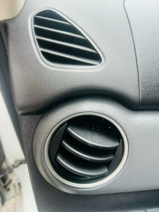 2012-hyundai-i10-12-classic-85bhp-big-20
