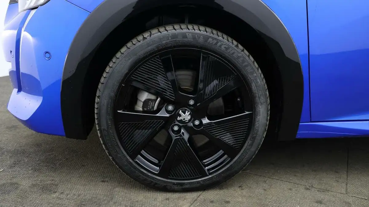 2021-peugeot-208-e-gt-premium-big-17