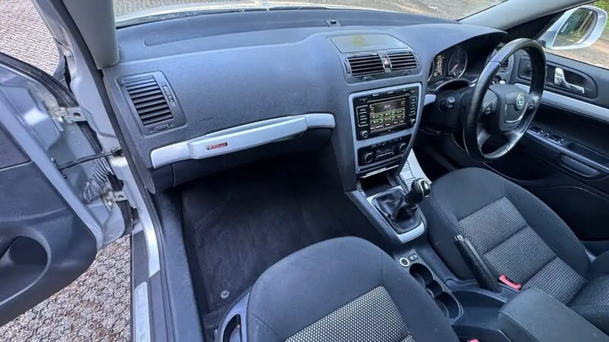 2011-skoda-octavia-20td-scout-cr-140bhp-big-23