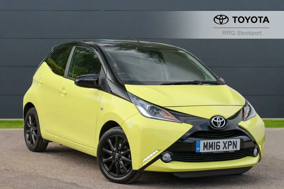 2016-toyota-aygo-10-vvt-i-x-cite-3-bi-tone-yellow-5d-big-0