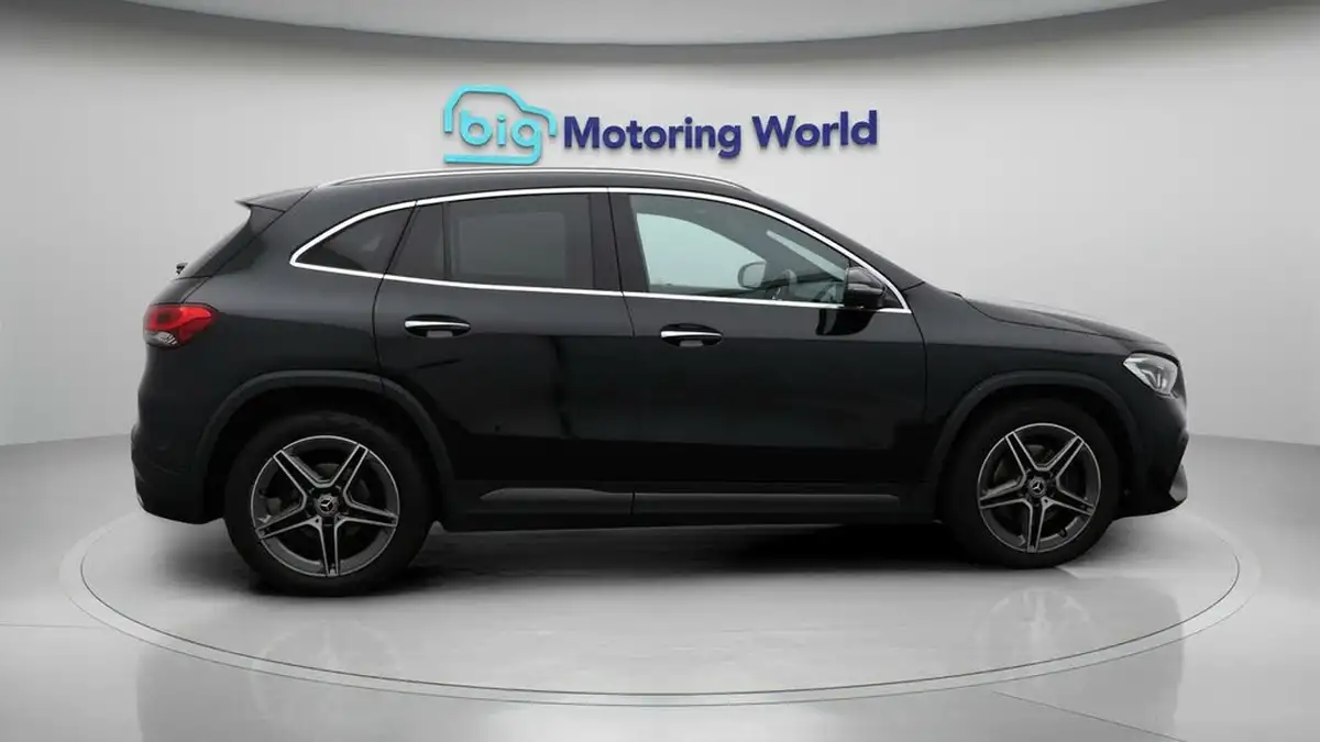 2022-mercedes-benz-gla-class-13-gla-180-amg-line-premium-big-8