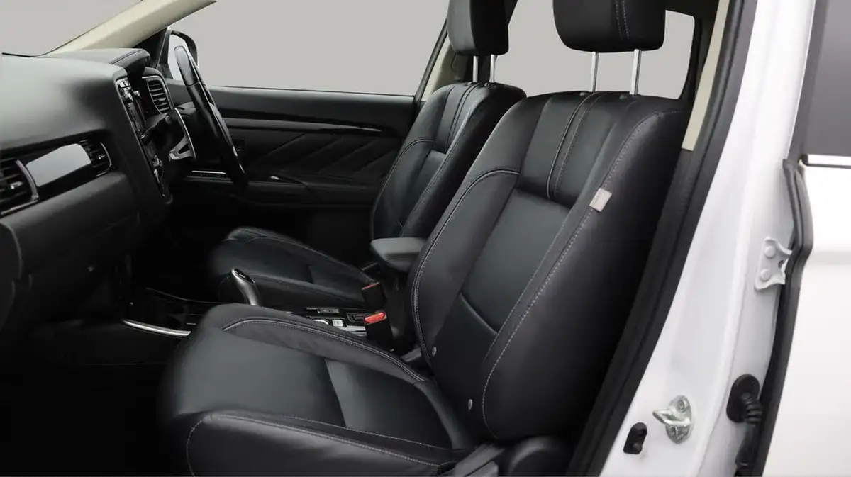 2017-mitsubishi-outlander-20-4h-phev-big-14