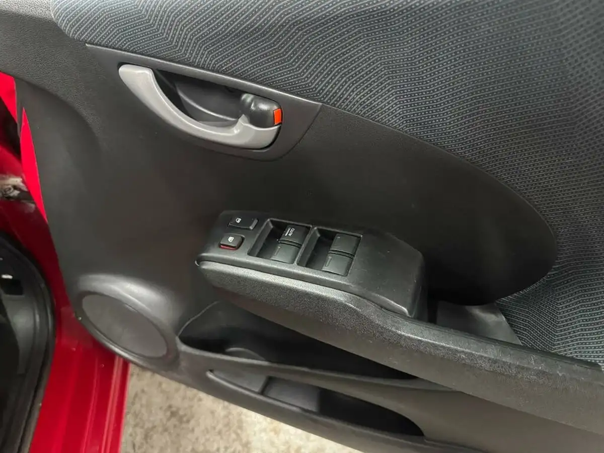 2010-honda-jazz-14-es-big-45