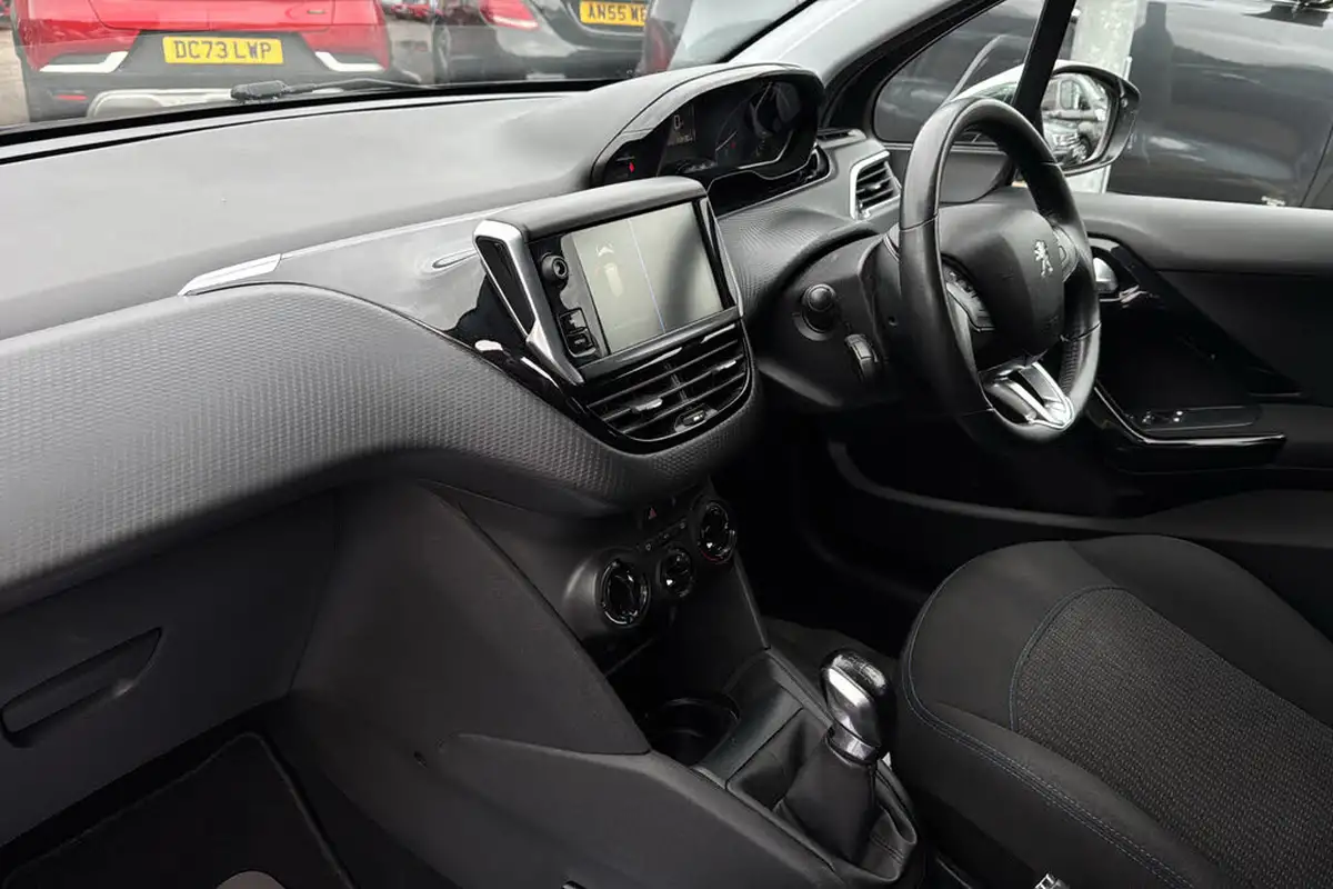 2019-peugeot-208-12-puretech-signature-big-9