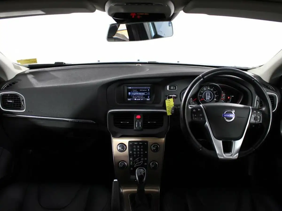 2015-volvo-v40-16td-d2-cross-country-lux-powershift-big-12