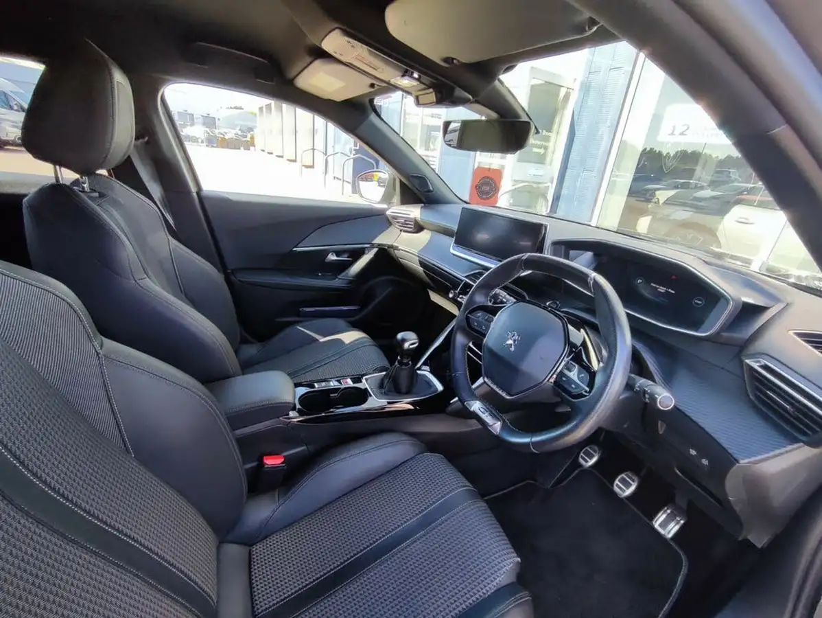2020-peugeot-2008-suv-12-puretech-gt-line-big-17