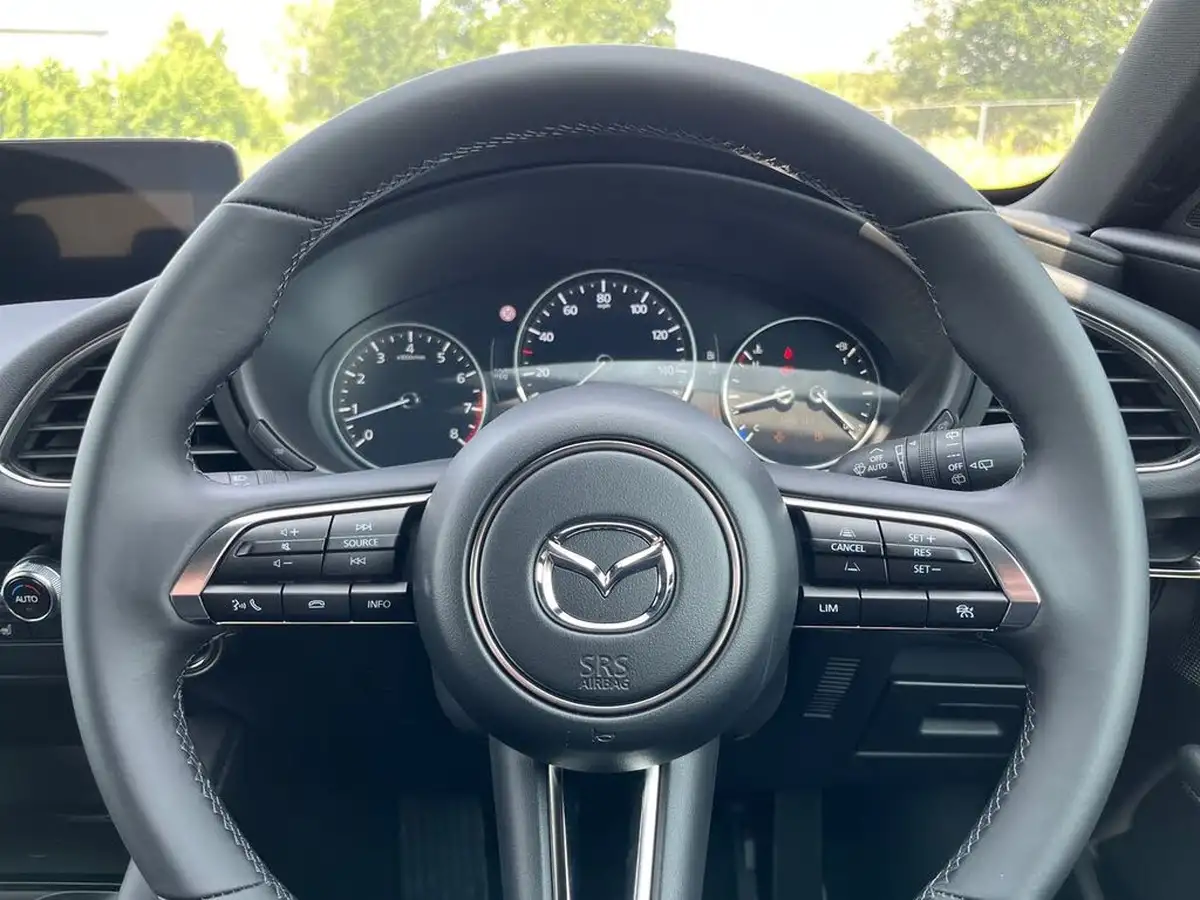 2025-mazda-mazda3-25-e-skyactiv-g-exclusive-line-big-24