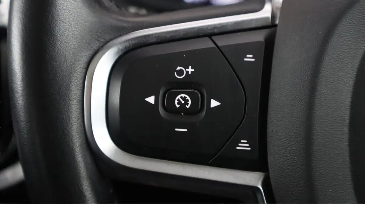 2020-volvo-v60-20-b3-momentum-big-23