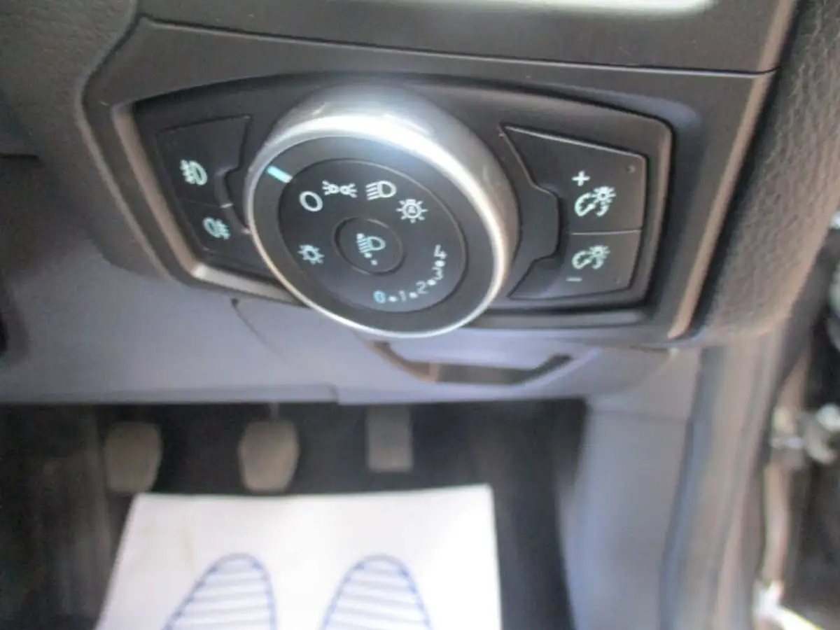 2015-ford-focus-15-titanium-hatchback-big-48