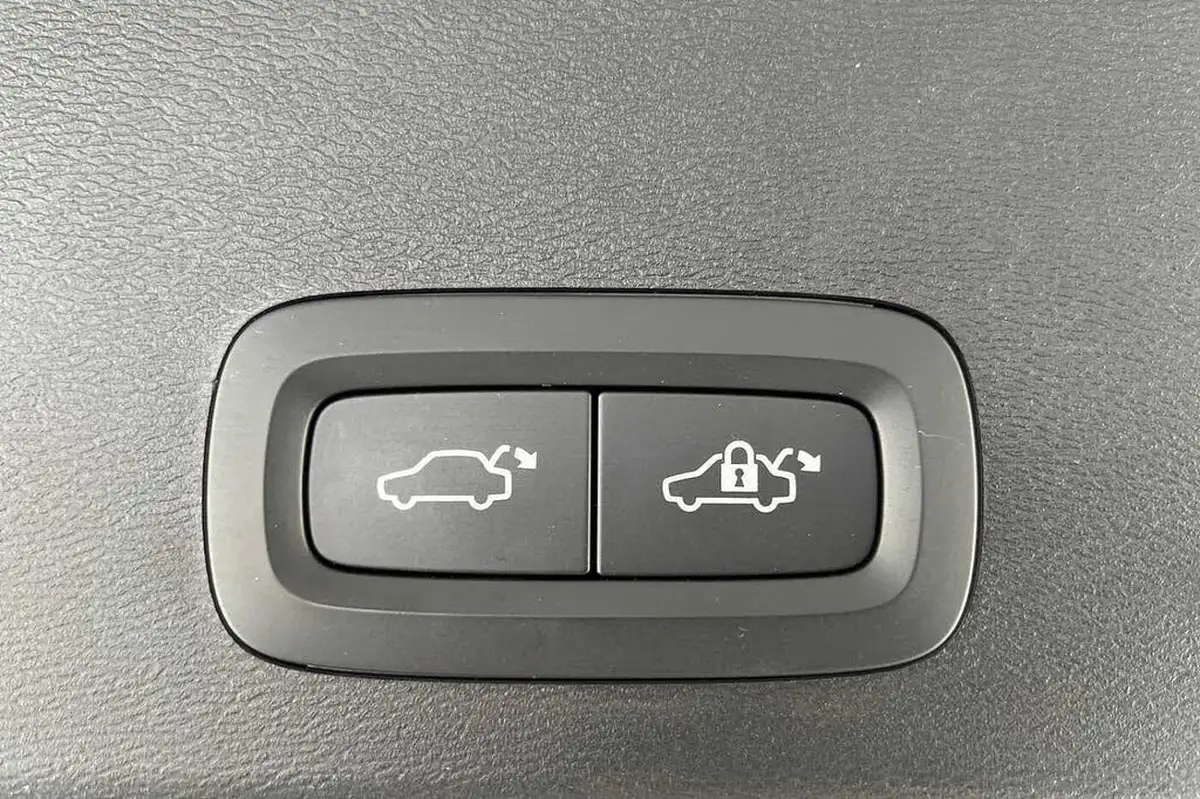 2022-volvo-xc40-15-t3-r-design-auto-big-21