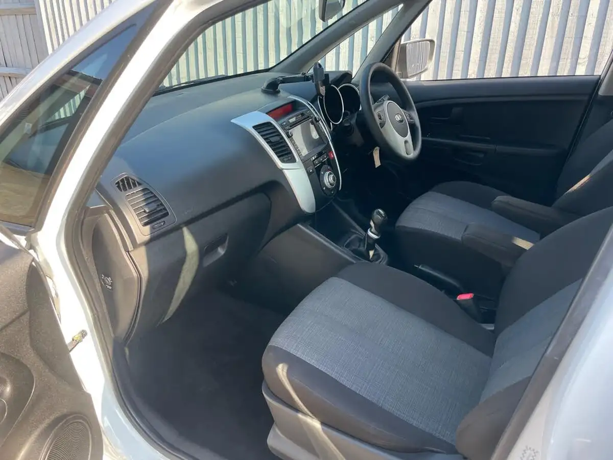 2014-kia-venga-14-1-air-big-37