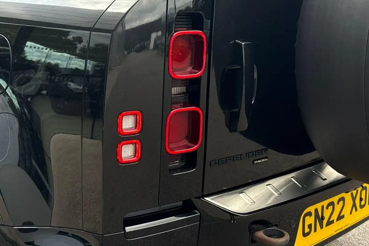 2022-land-rover-110-defender-20-p400e-x-dynamic-hse-big-33