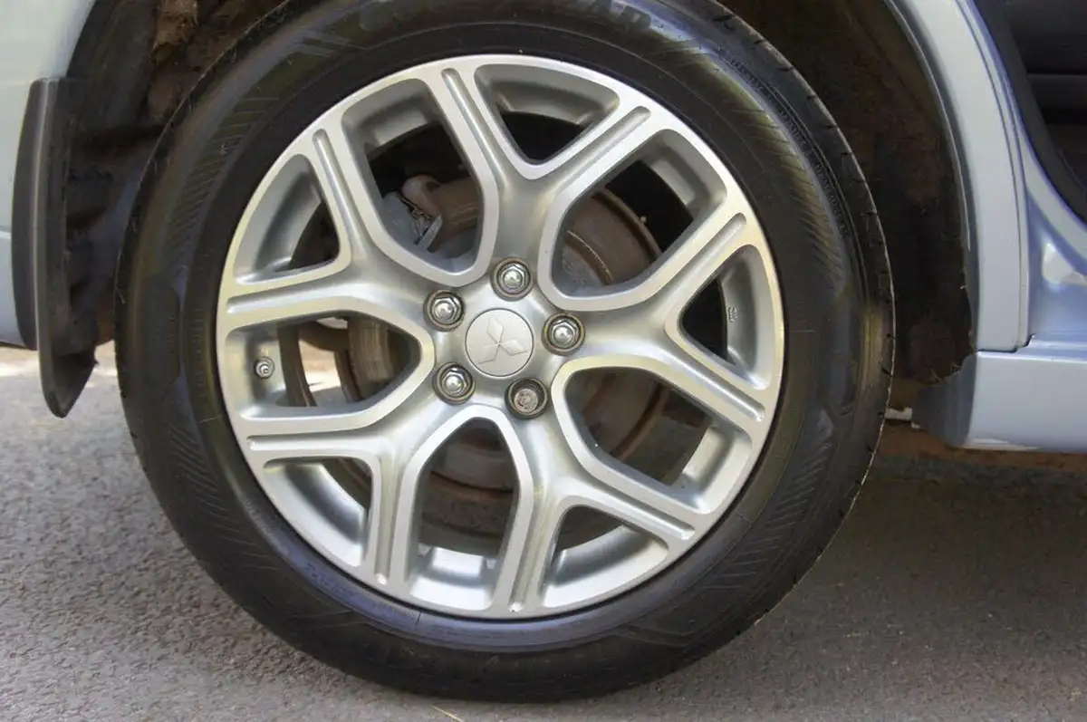 2014-mitsubishi-outlander-20-gx4h-big-14