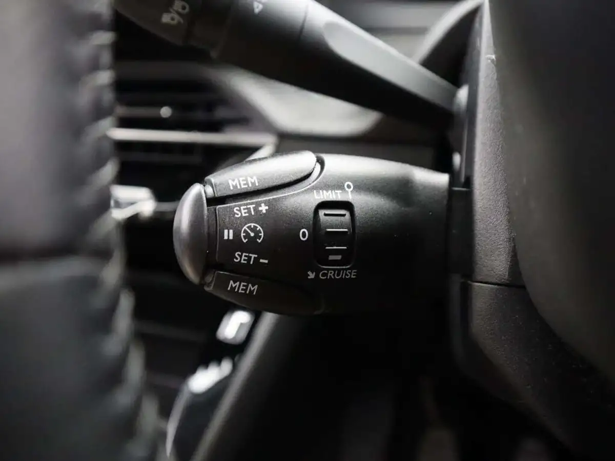 2022-peugeot-2008-suv-12-puretech-active-premium-big-31