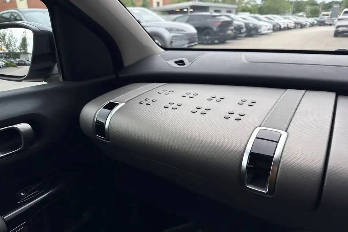 2018-citroen-c4-cactus-16bluehdi-flair-big-60