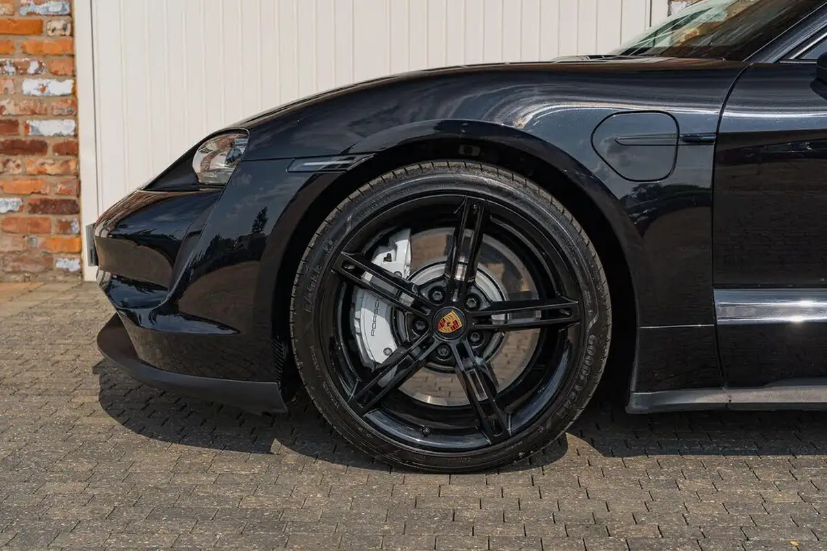2021-porsche-taycan-e-base-476ps-performance-battery-plus-big-12
