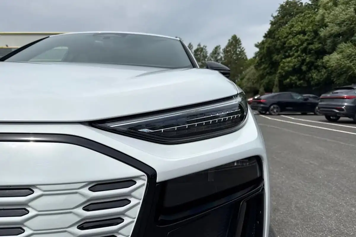 2025-audi-q6-e-tron-e-edition-1-326ps-performance-suv-auto-big-24