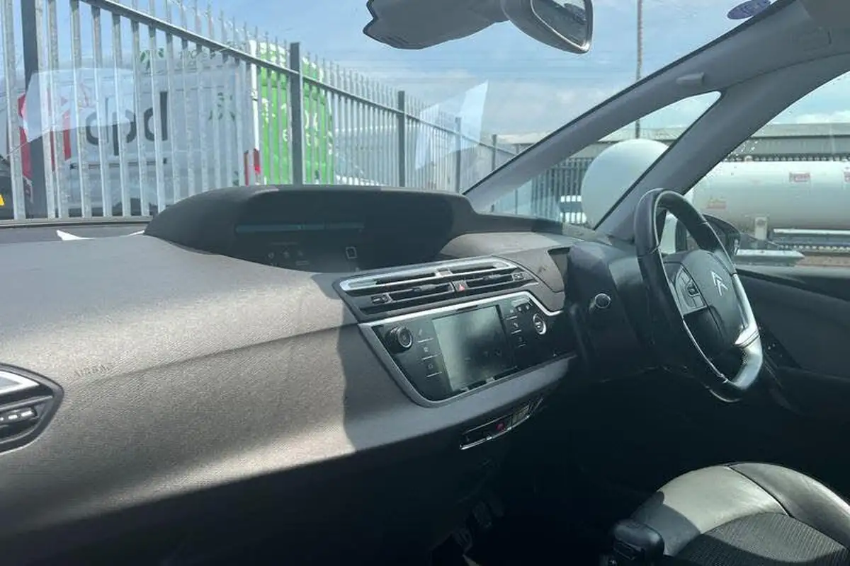 2018-citroen-c4-spacetourer-15bluehdi-flair-big-17