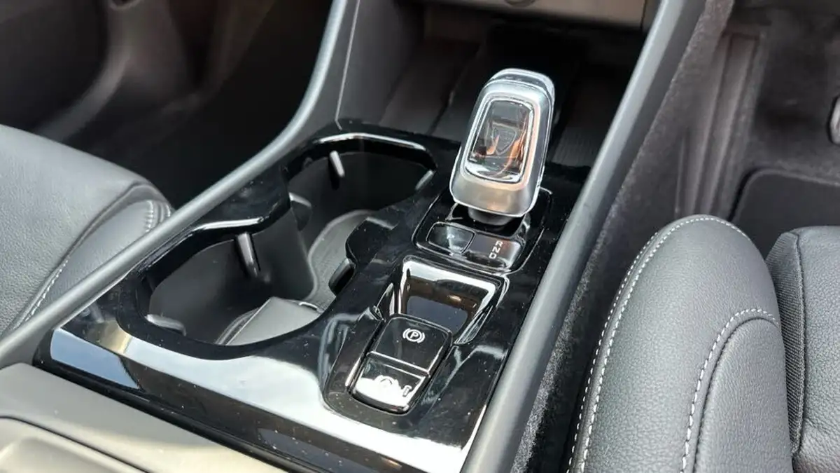 2025-volvo-xc40-20-b4-ultra-dark-big-36