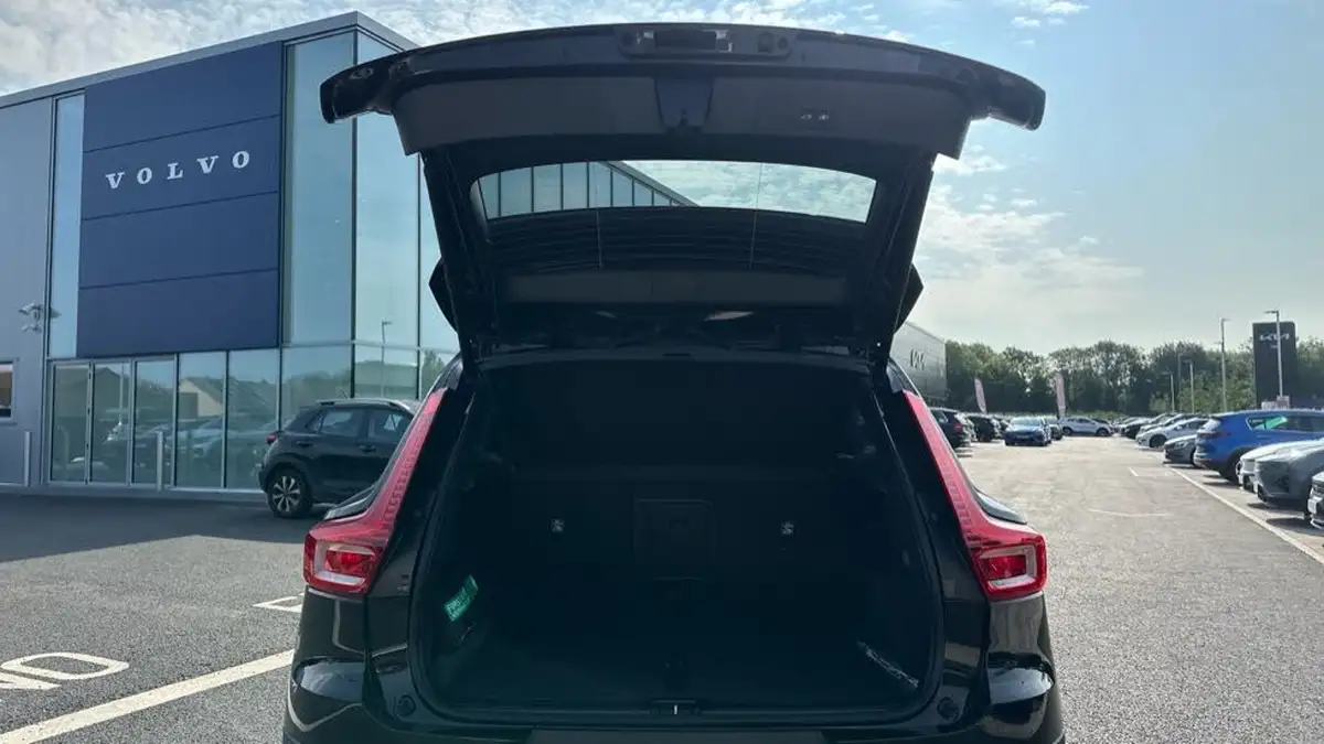 2025-volvo-xc40-20-b4-ultra-dark-big-12