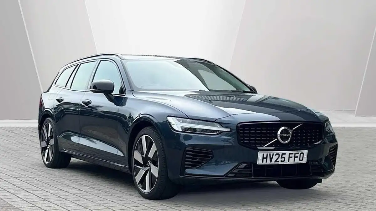 2025-volvo-v60-20-t6-plus-dark-station-wagon-big-0