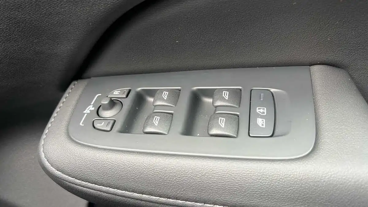 2025-volvo-v60-20-t6-plus-dark-station-wagon-big-28