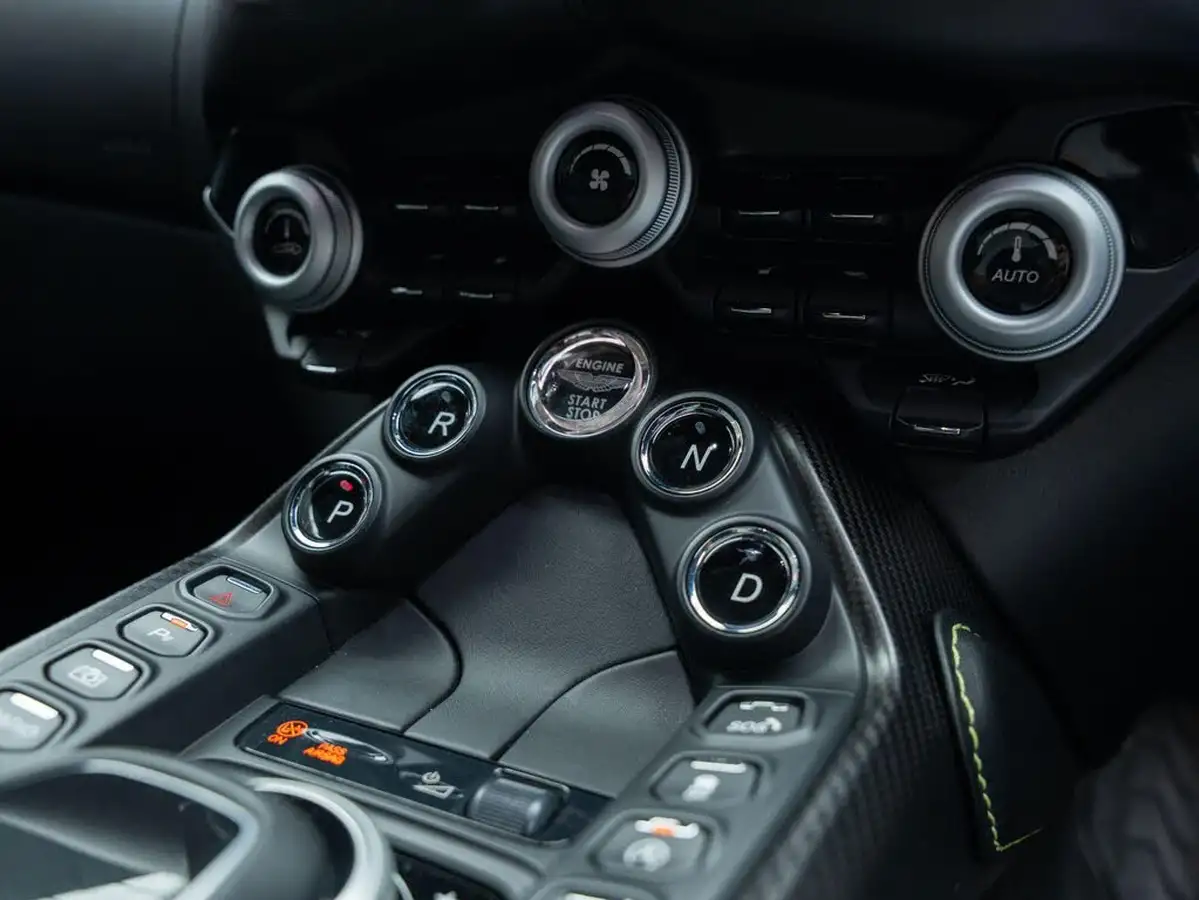 2018-aston-martin-vantage-40-v8-vantage-big-15