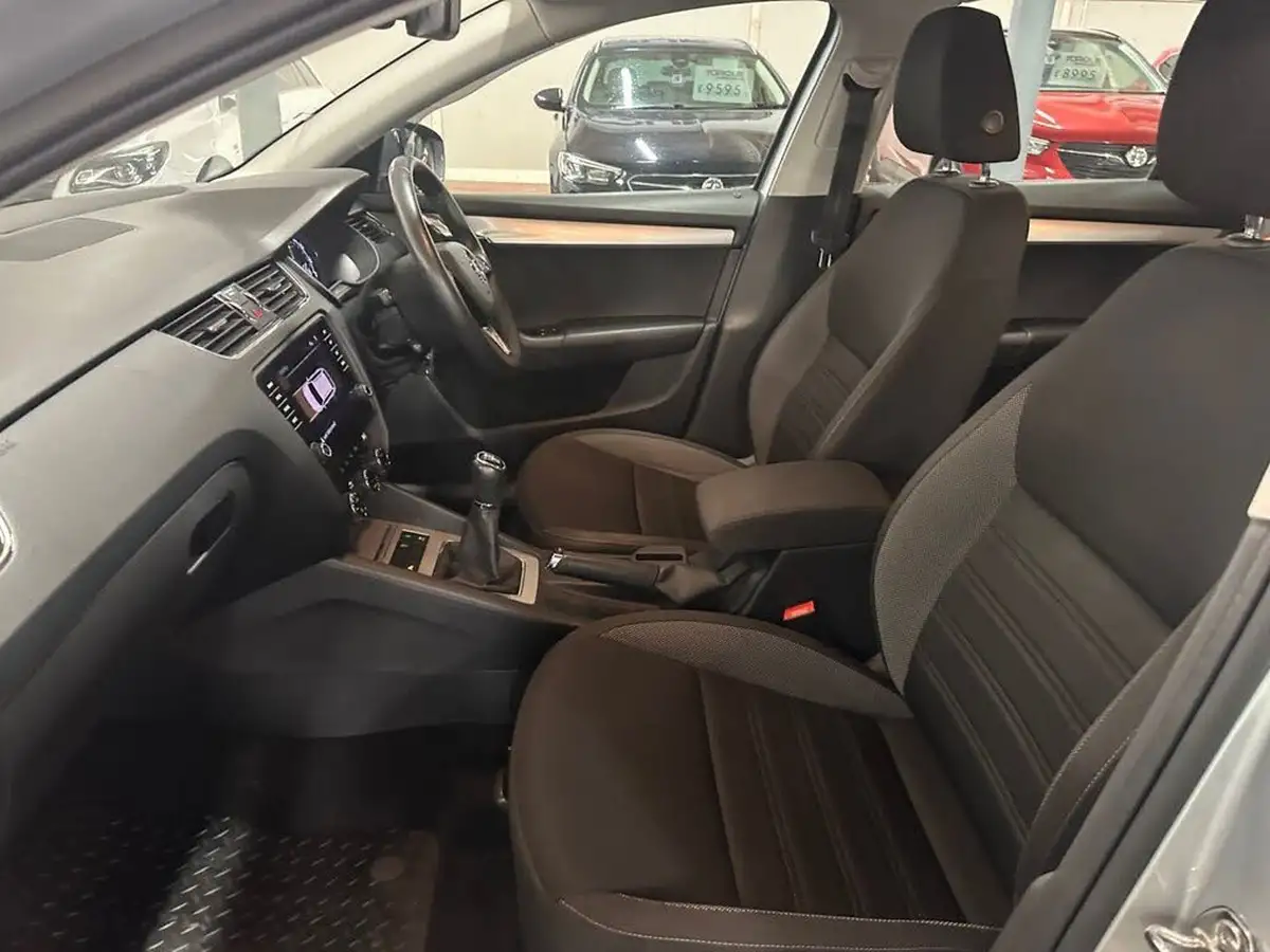 2020-skoda-octavia-16tdi-se-technology-estate-big-13