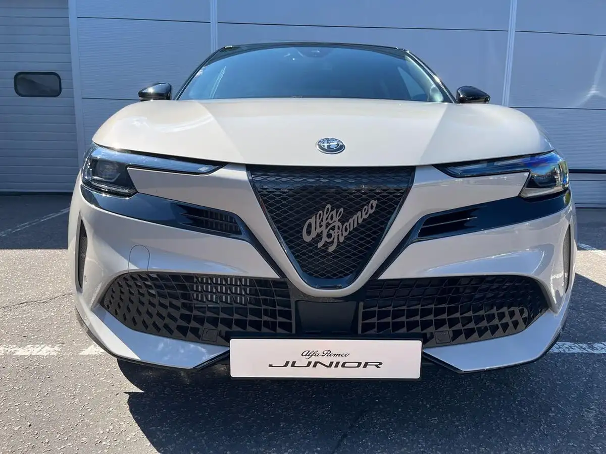 2025-alfa-romeo-junior-12-big-4