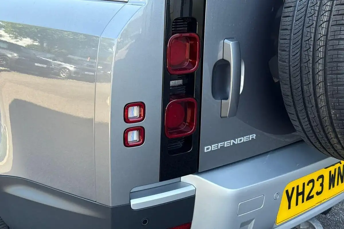 2023-land-rover-110-defender-30-d300-hse-big-32
