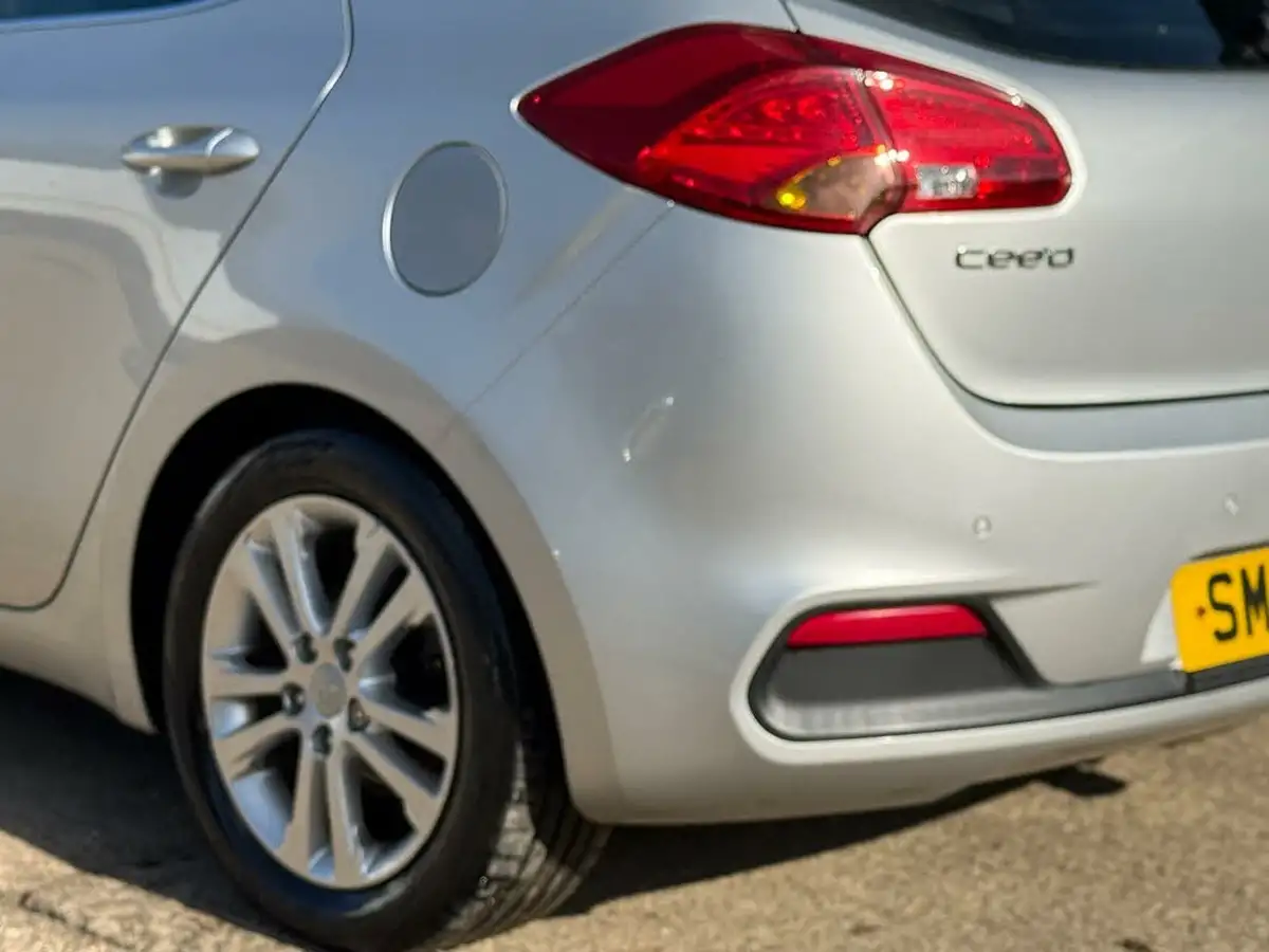 2013-kia-ceed-16crdi-2-hatchback-big-24