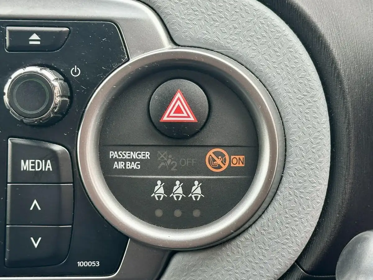 2012-toyota-yaris-15-vvt-i-t4-big-65