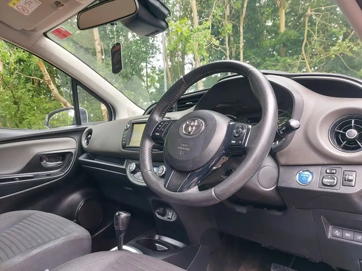 2020-toyota-yaris-15-vvt-i-icon-98bhp-hybrid-1497cc-e-cvt-big-22