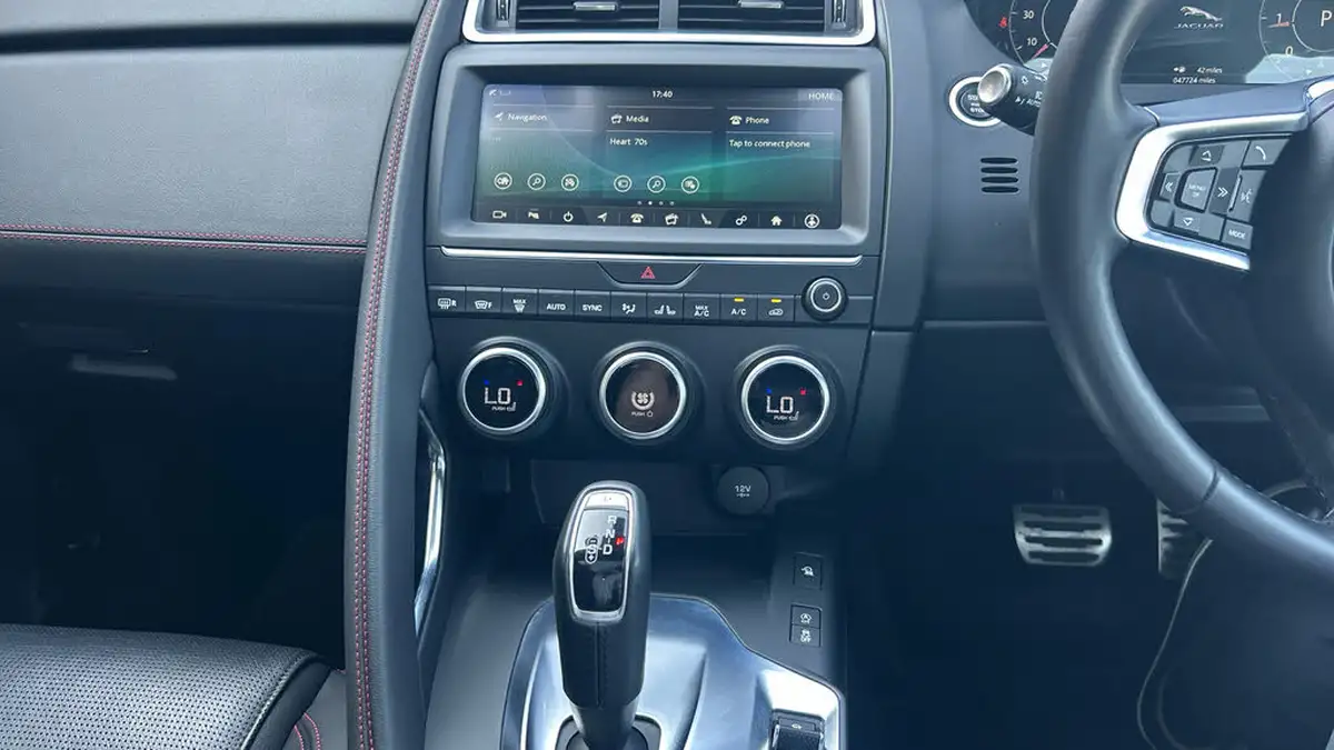 2019-jaguar-e-pace-20-i4d-chequered-flag-180ps-big-23
