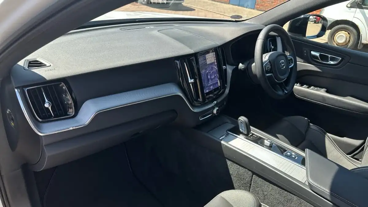 2022-volvo-xc60-20-b5-r-design-big-44