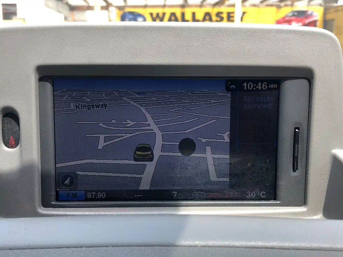 2010-renault-clio-16-initiale-tomtom-big-9