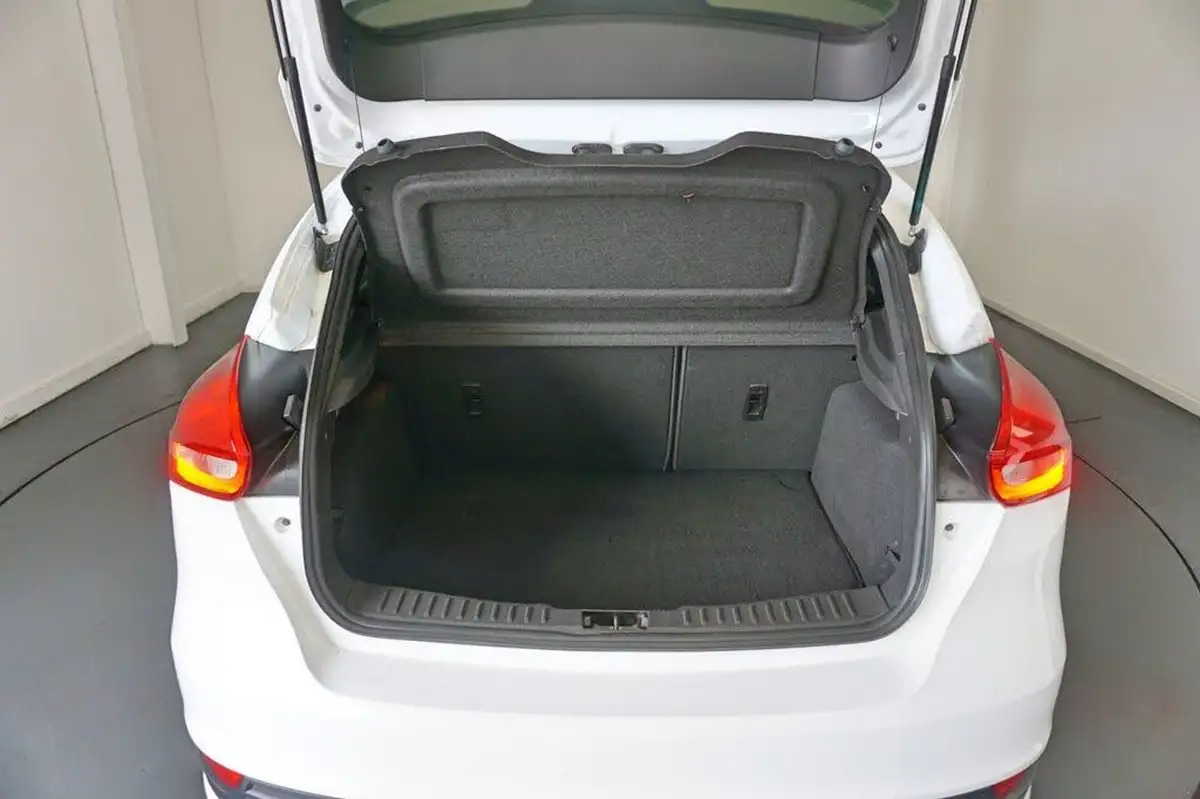 2018-ford-focus-20t-st2-hatchback-big-8