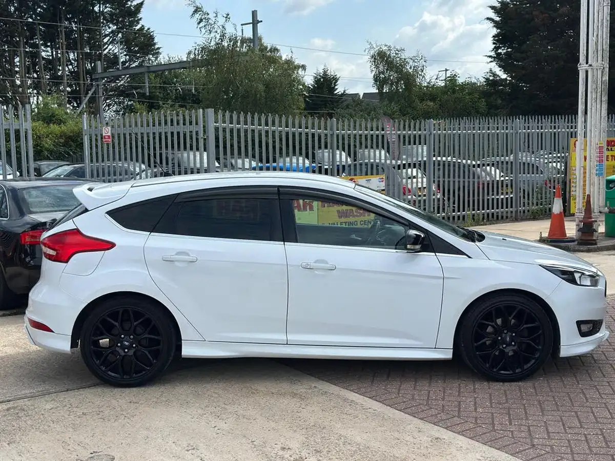 2015-ford-focus-15tdci-titanium-hatchback-big-10